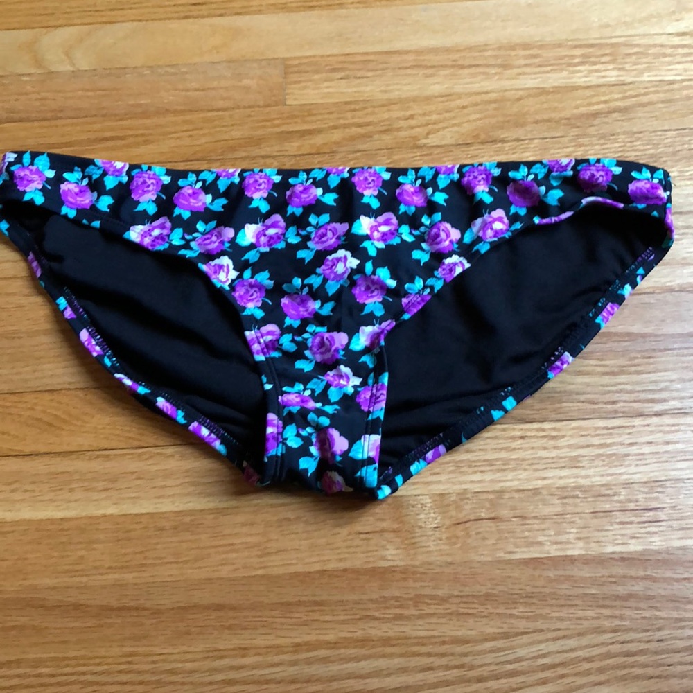 Bikini - Picture 3 of 3
